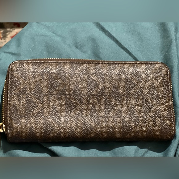 Michael Kors signature wallet - Picture 3 of 3